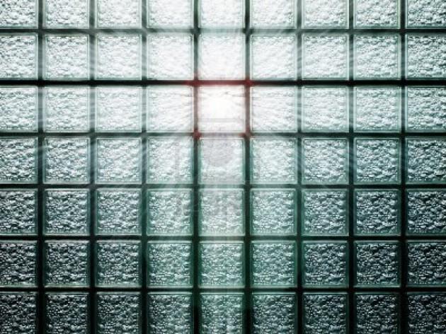 8324070-muro-de-bloques-de-vidrio-y-luz-desde-fuera La #LCSP vista desde fuera