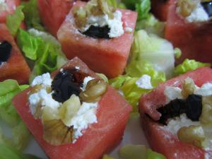 Cubos de Sandía Rellenos de Queso y Nueces Cubos de sandia rellenos de queso y nueces
