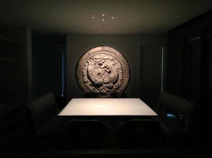 Como ILUMINAR un CUADRO Escudo oriental de piedra y mesa, iluminados con Magic Eye