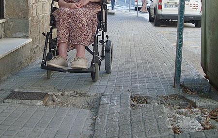 Otro otoño con calles sembradas de baches y aceras rotas en Santiago Otro otoño con calles sembradas de baches y aceras rotas en Santiago