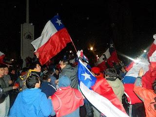 HINCHAS MAGALLÁNICOS FESTEJARON CLASIFICACIÓN CHILENA AL MUNDIAL DE FÚTBOL