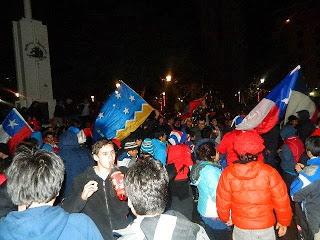 HINCHAS MAGALLÁNICOS FESTEJARON CLASIFICACIÓN CHILENA AL MUNDIAL DE FÚTBOL