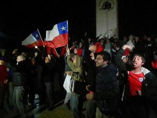 HINCHAS MAGALLÁNICOS FESTEJARON CLASIFICACIÓN CHILENA AL MUNDIAL DE FÚTBOL