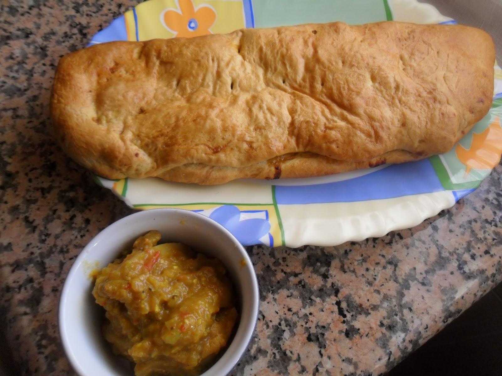 Bollo o empanada rellena de pollo al curry Bollo o empanada rellena de pollo al curry