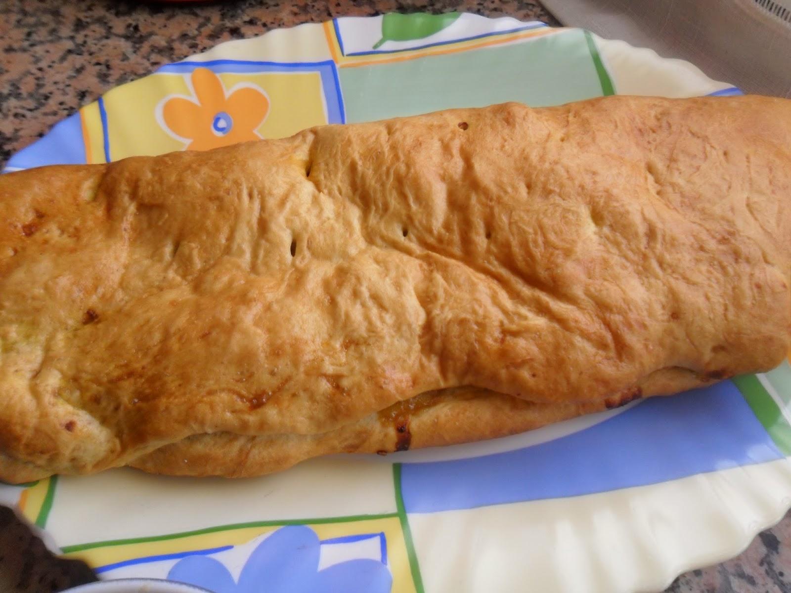 Bollo o empanada rellena de pollo al curry Bollo o empanada rellena de pollo al curry