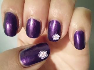 Morada con florecita. Morada con florecita.