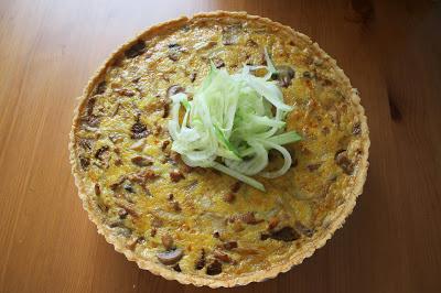 Quiche de setas y cebolla caramelizada con ensalada de hinojo y manzana Quiche de setas y cebolla caramelizada con ensalada de hinojo y manzana