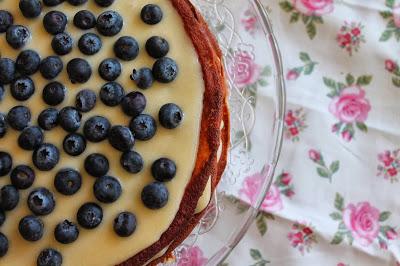 Tarta de chocolate blanco con lemon curd y arándanos