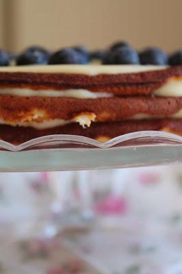 Tarta de chocolate blanco con lemon curd y arándanos