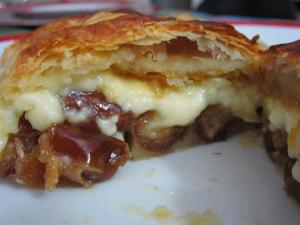 Queso Brie en Hojaldre con Dátiles y Cebolla Caramelizada Queso brie en hojaldre con datiles y cebolla caramelizada