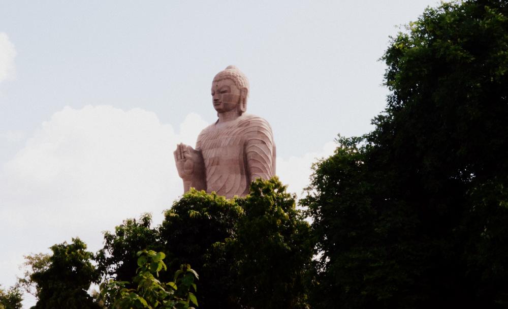 La imagen de Buda en unos de los tantos templos de Sarnath.