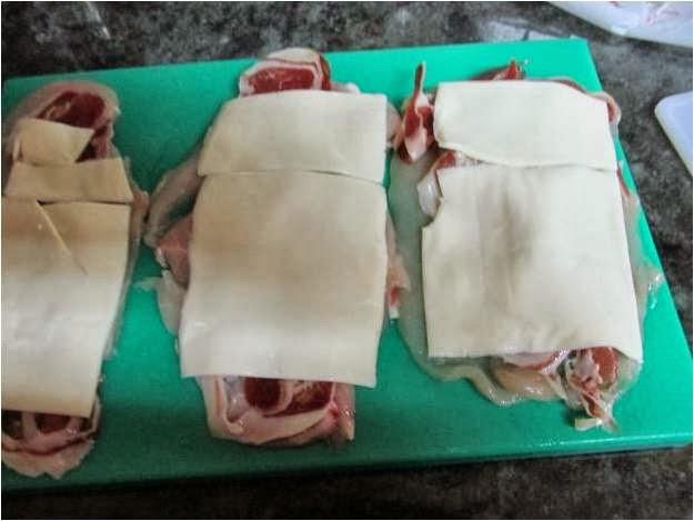 FLAMENQUINES DE POLLO CON JAMÓN SERRANO Y QUESO FLAMENQUINES DE POLLO CON JAMÓN SERRANO Y QUESO