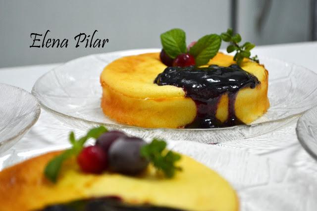 Mini pasteles de Queso con salsa de Arándanos Mini pasteles de Queso con salsa de Arándanos