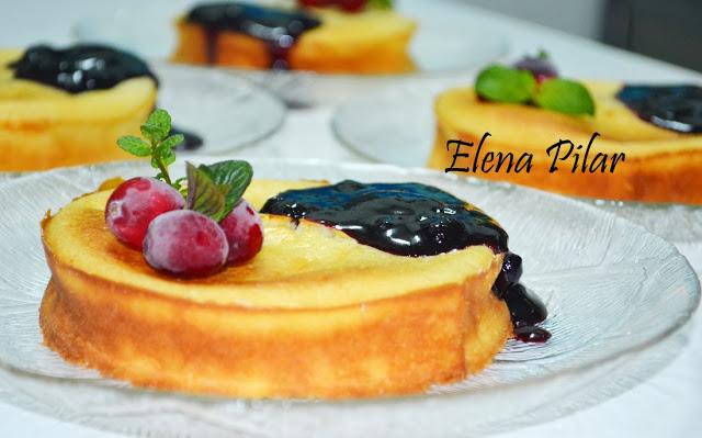 Mini pasteles de Queso con salsa de Arándanos Mini pasteles de Queso con salsa de Arándanos