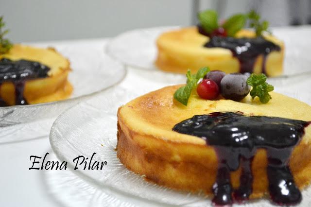 Mini pasteles de Queso con salsa de Arándanos Mini pasteles de Queso con salsa de Arándanos