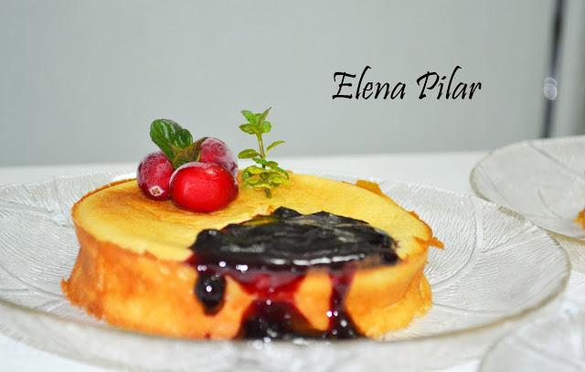 Mini pasteles de Queso con salsa de Arándanos Mini pasteles de Queso con salsa de Arándanos