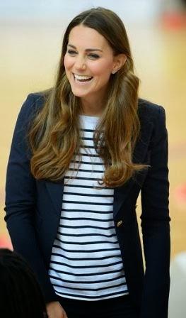 Kate Middleton juega al volleyball y luce ombligo
