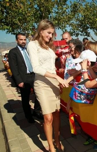 Dña. Letizia repite chaqueta de Mango en su visita a Totana, Murcia