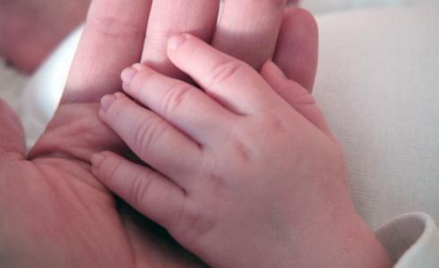 La confianza frente a embarazos difíciles manos