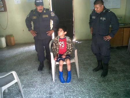 Abandonan a menor con discapacidad en Honduras El menor permanece en una posta policial pero será entregado a la Fiscalía para que se determine su destino. (Foto: Wilfredo Alvarado).