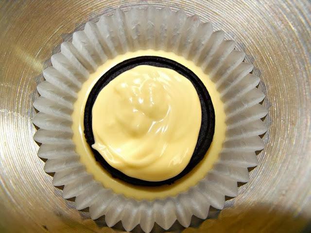 Oreos bañadas en chocolate blanco y decoradas con chocotransfer para Halloween Oreos bañadas en chocolate blanco y decoradas con chocotransfer para Halloween