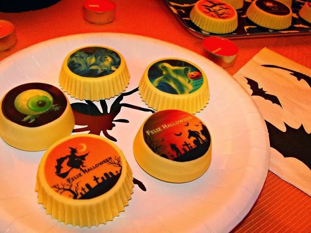 Oreos bañadas en chocolate blanco y decoradas con chocotransfer para Halloween Oreos bañadas en chocolate blanco y decoradas con chocotransfer para Halloween