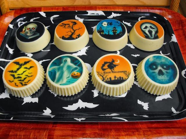 Oreos bañadas en chocolate blanco y decoradas con chocotransfer para Halloween Oreos bañadas en chocolate blanco y decoradas con chocotransfer para Halloween