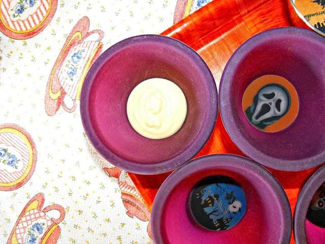 Oreos bañadas en chocolate blanco y decoradas con chocotransfer para Halloween Oreos bañadas en chocolate blanco y decoradas con chocotransfer para Halloween