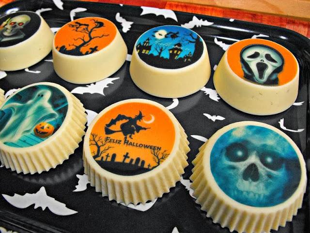 Oreos bañadas en chocolate blanco y decoradas con chocotransfer para Halloween Oreos bañadas en chocolate blanco y decoradas con chocotransfer para Halloween