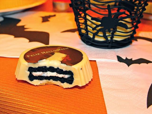 Oreos bañadas en chocolate blanco y decoradas con chocotransfer para Halloween Oreos bañadas en chocolate blanco y decoradas con chocotransfer para Halloween