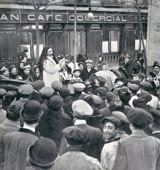 Vendedor ambulante de crecepelo en la Glorieta de Bilbao, Madrid, en 1910