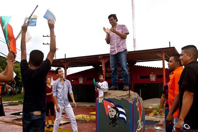 Leopoldo López derribó la estatua de tirofijo-FARC?