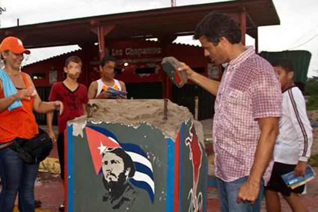 Leopoldo López derribó la estatua de tirofijo-FARC?