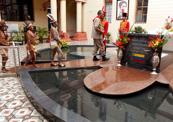 Maduro continúa con la brujería iniciada por Chávez Maduro continúa con la brujería iniciada por Chávez
