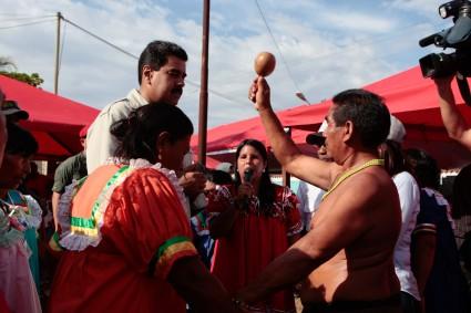 Maduro continúa con la brujería iniciada por Chávez NICO11