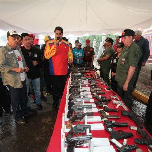 Nicolás Maduro arma civiles contra el pueblo