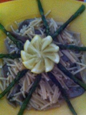 Fideuá de setas y espárragos trigueros Fideuá de setas y espárragos trigueros