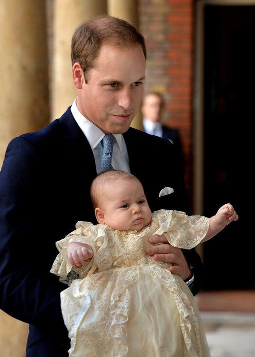El duque de Cambridge llega, con su hijo Prince George, en la Capilla Real en el Palacio de St. James