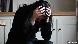 Rumiar pensamientos: camino directo a la ansiedad y depresión una mujer en posición pensativa