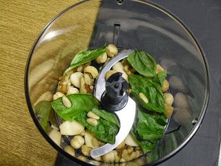 Flores de calabacín en tempura, rellenas de atún y queso con salsa pesto de frutos secos. Flores de calabacín en tempura, rellenas de atún y queso con salsa pesto de frutos secos.