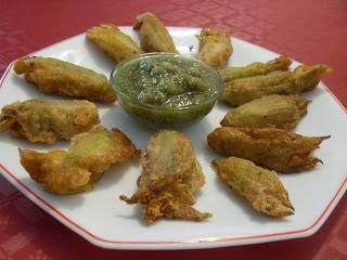 Flores de calabacín en tempura, rellenas de atún y queso con salsa pesto de frutos secos. Flores de calabacín en tempura, rellenas de atún y queso con salsa pesto de frutos secos.