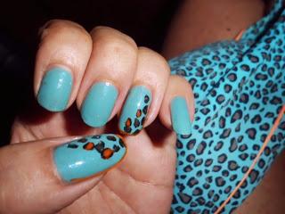 Azul a juego con el bikini. Azul a juego con el bikini.