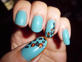 Azul a juego con el bikini. Azul a juego con el bikini.