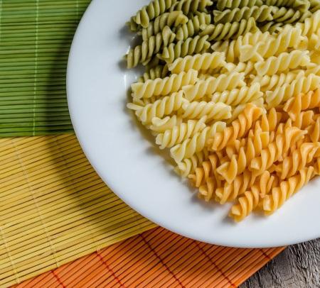 ¿Ponemos la pasta en armonía con los manteles? tirabuzones de colores