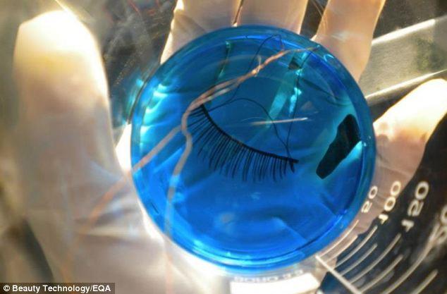 Beauty Technology project. Electronic Makeup Un científico de la computación brasileño ha combinado materiales conductores y etiquetas inalámbricas con objetos de uso cotidiano de belleza como sombra de ojos, delineador de ojos, pestañas postizas, en la foto, y las uñas.