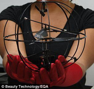 Beauty Technology project. Electronic Makeup Una vez conectado, impulsa a este circuito un actuador o motor pequeño ina drone, en la foto. Cuando se abre el ojo y la conexión se rompe, el motor se apaga