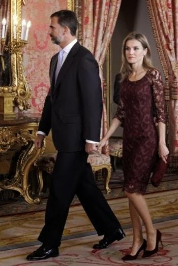 Premios Príncipe de Asturias. Dña. Letizia repite vestido de encaje de Felipe Varela