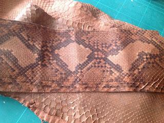 Clutch en serpiente - realizado a mano Clutch en serpiente - realizado a mano