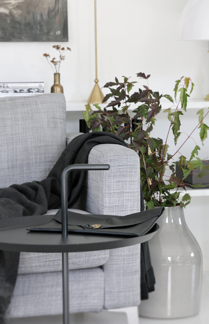 UN SALON EN GRIS Y NEGRO UN SALON EN GRIS Y NEGRO