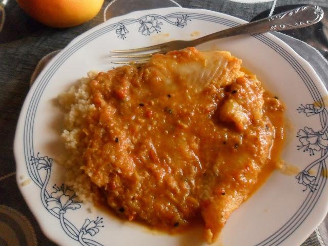 Pescado con curry de coco y tambien salsa americana Pescado con curry de coco y tambien salsa americana